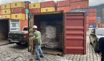 Polícia apreende R$ 240 milhões em cocaína escondida em açúcar no litoral de SP
