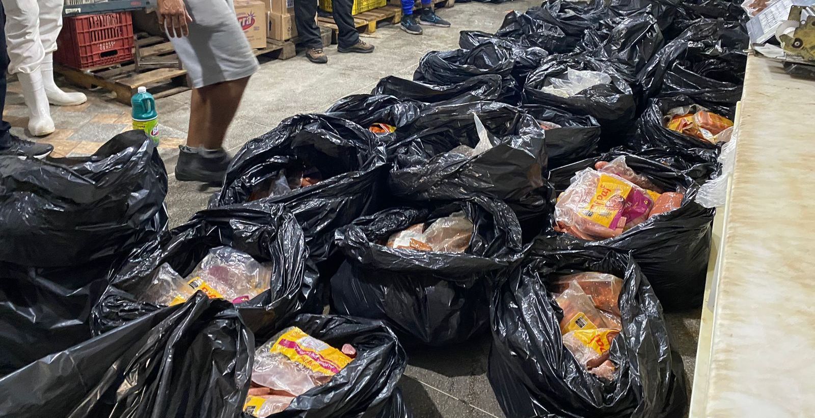 Agentes apreendem produtos com validade vencida no RJ