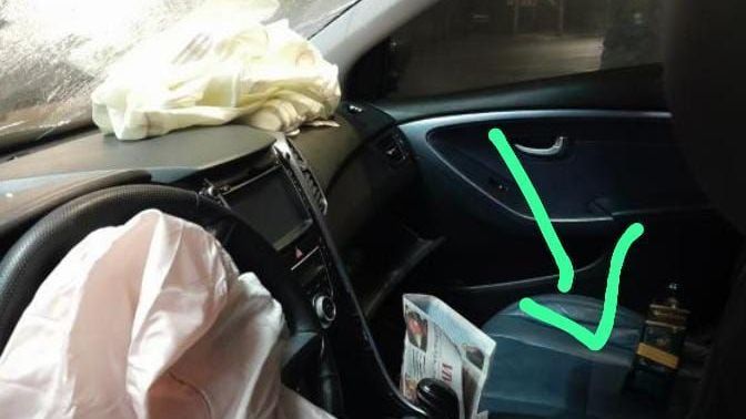 Imagem anexada ao boletim de ocorrência mostra garrafa de uísque ao lado do banco do condutor / Reprodução