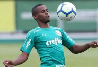 Vitória acerta contratação de atacante ex-Palmeiras que estava na Europa