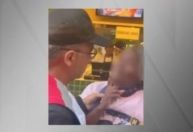 RJ: policial militar é flagrado quase enforcando mulher que vendia balas na rua com duas crianças