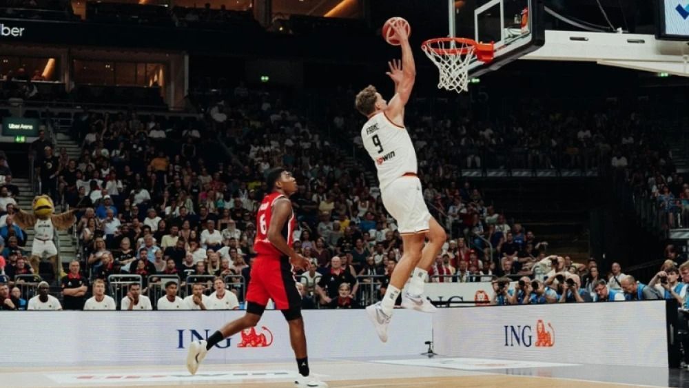 Franz Wagner em ação contra o Japão, de Rui Hachimura, em amistoso nesta sexta-feira (19)