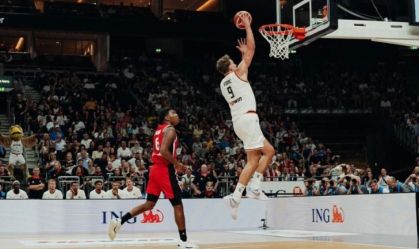 Franz Wagner em ação contra o Japão, de Rui Hachimura, em amistoso nesta sexta-feira (19)
