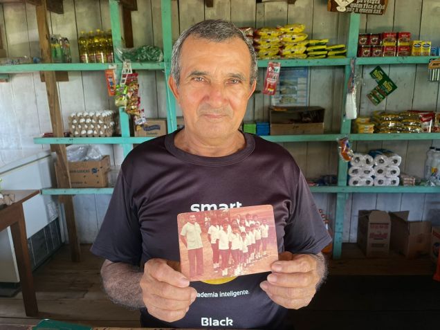 Pedro Vidal, morador há 55 anos da comunidade Santa Helena, segura foto do pai / Thiago Félix