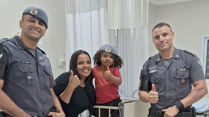 Mãe do garoto posa ao lado de agentes que participaram do resgate / Divulgação/SSP-SP
