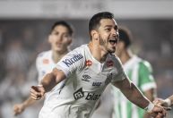 Santos tem grande atuação, goleia Coritiba e mantém liderança da Série B