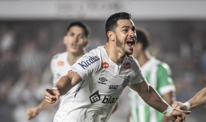 Giuliano marcou um dos gols da vitória do Santos contra o Coritiba