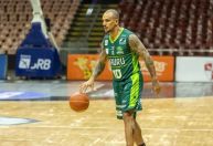 Lenda do basquete brasileiro renova contrato e vai jogar até os 45 anos