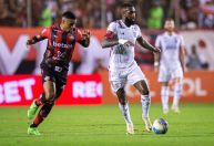 Carlinhos decide, Flamengo vence Vitória e encosta na liderança do Brasileirão
