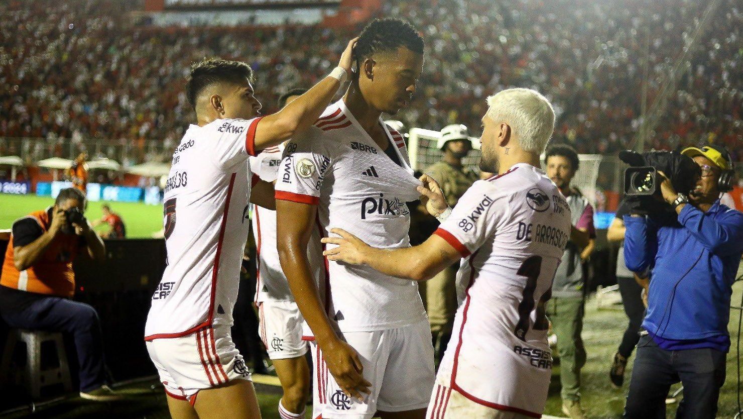 Carlinhos fez o gol que garantiu os três pontos do Flamengo contra o Vitória