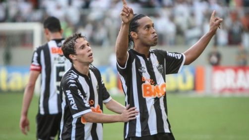 Bernard e Ronaldinho atlético Bernard e Ronaldinho Gaúcho durante jogo do Atlético em 2012