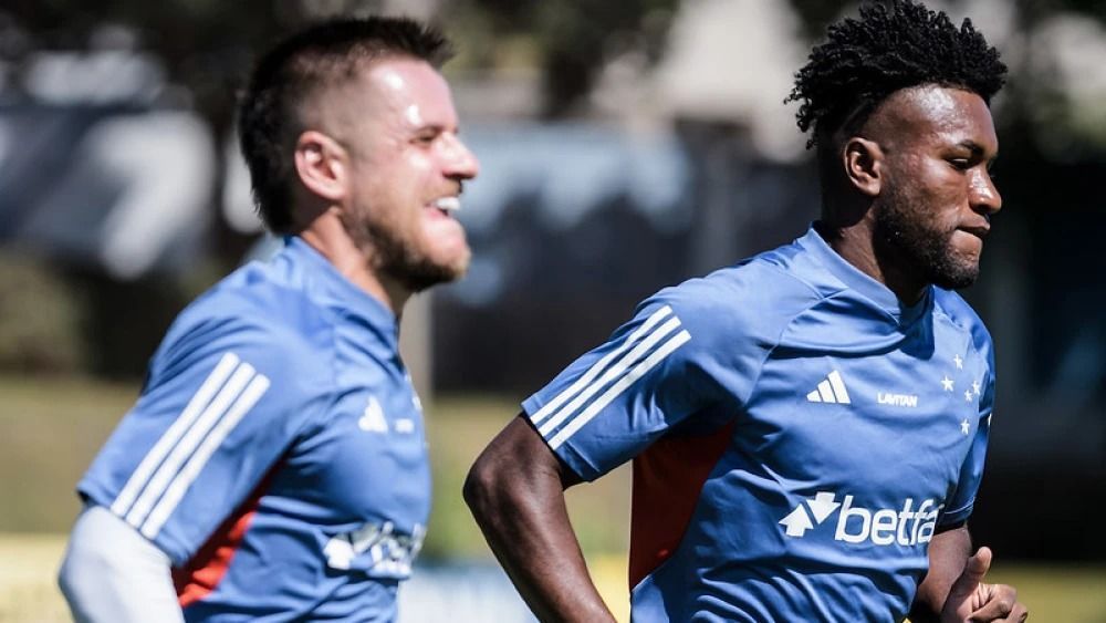 Jose Cifuentes e Ramiro, volantes do Cruzeiro José Cifuentes está totalmente sem espaço no Cruzeiro e por isso deixará o clube