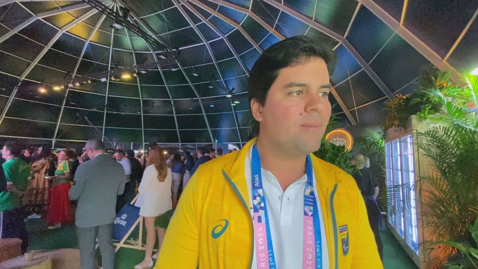 O ministro do Esporte, André Fufuca, fala à CNN na Casa Brasil, em Paris