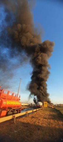 Incêndio de grande porte consumiu as estruturas dos três veículos / Corpo de Bombeiros MT