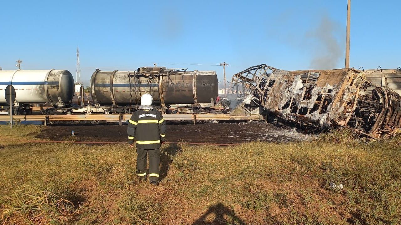 Ônibus ficou completamente destruído após colisão em Rondonópolis (MT)