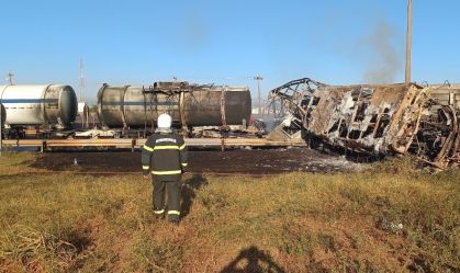 Ônibus ficou completamente destruído após colisão em Rondonópolis (MT)
