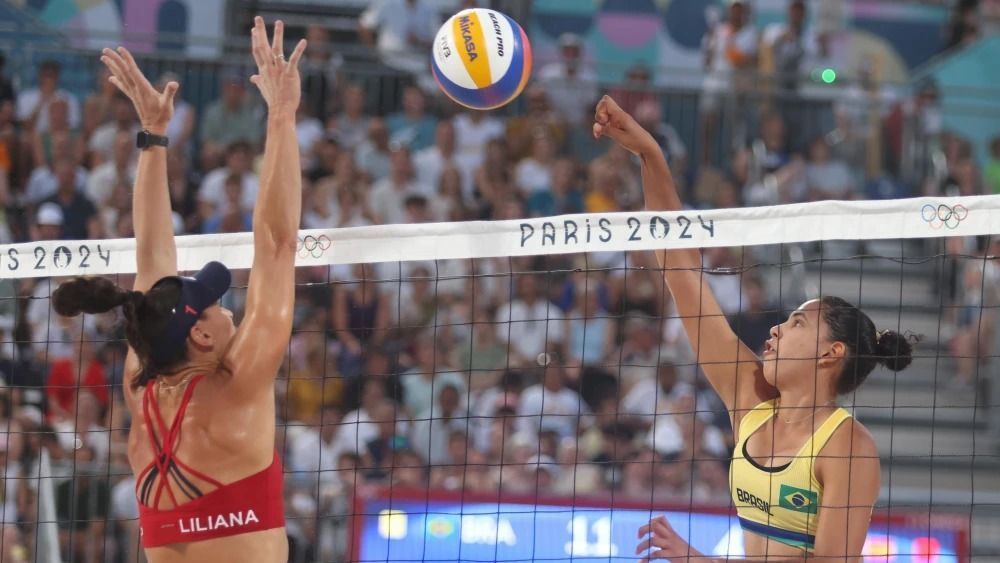 Jogadoras de Espanha e Brasil em partida pela Olimpíada