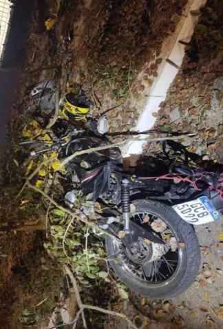 Motocicleta ficou destruída após colisão com Porsche na Avenida Interlagos / Reprodução/Polícia Civil