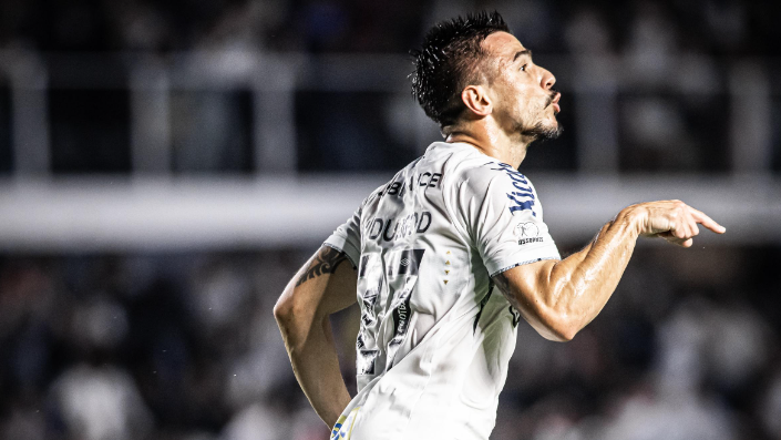 Willian fez o gol da vitória do Santos diante da Chape