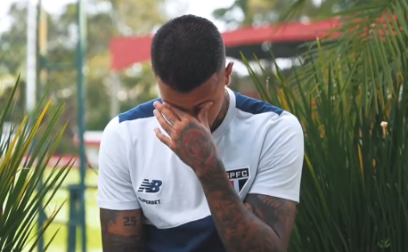 Zagueiro se emociona em despedida do São Paulo
