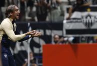Revoltado, Zubeldía se enfurece com repórter após derrota do São Paulo e detona árbitro