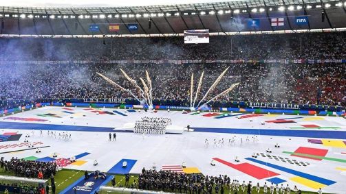 Final da Eurocopa no Estádio Olímpico de Berlim contou com show antes da decisão começar