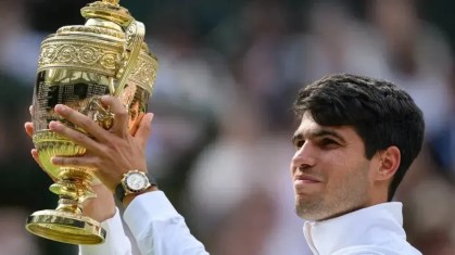 Alcaraz carrega taça do torneio de Wimbledon