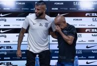 Alex Santana chora em apresentação no Corinthians ao falar sobre mãe; veja