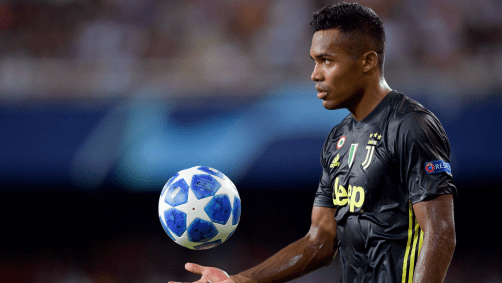 Alex Sandro em jogo da Juventus-ITA