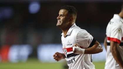 Alisson durante jogo contra o Grêmio no MorumBIS