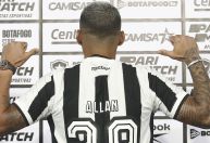 Reforço do Botafogo usou acessório de R$ 600 mil em apresentação