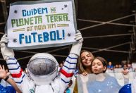 Saiba quem é o astronauta que foi a jogos do Brasileirão e entenda a ação por trás