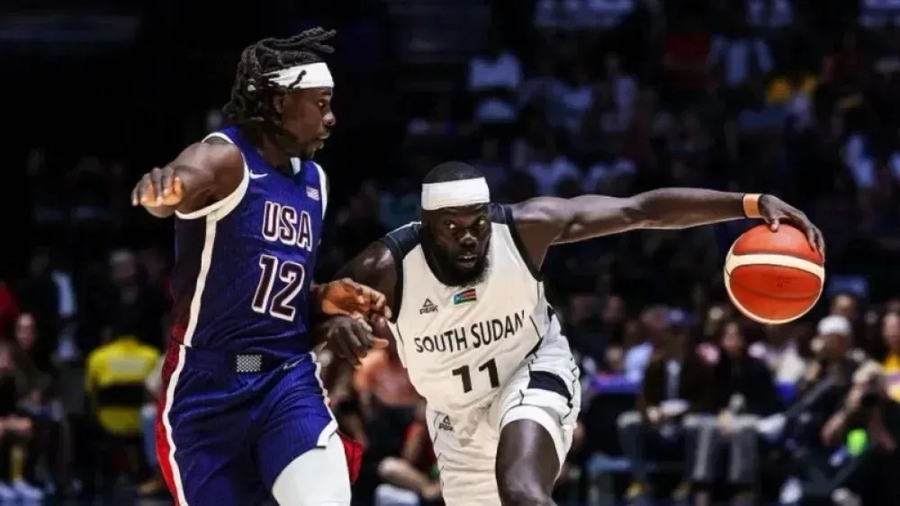 Jrue Holiday e Marial Shayok em amistoso entre EUA e Sudão do Sul