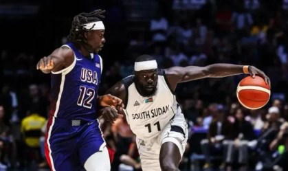Jrue Holiday e Marial Shayok em amistoso entre EUA e Sudão do Sul