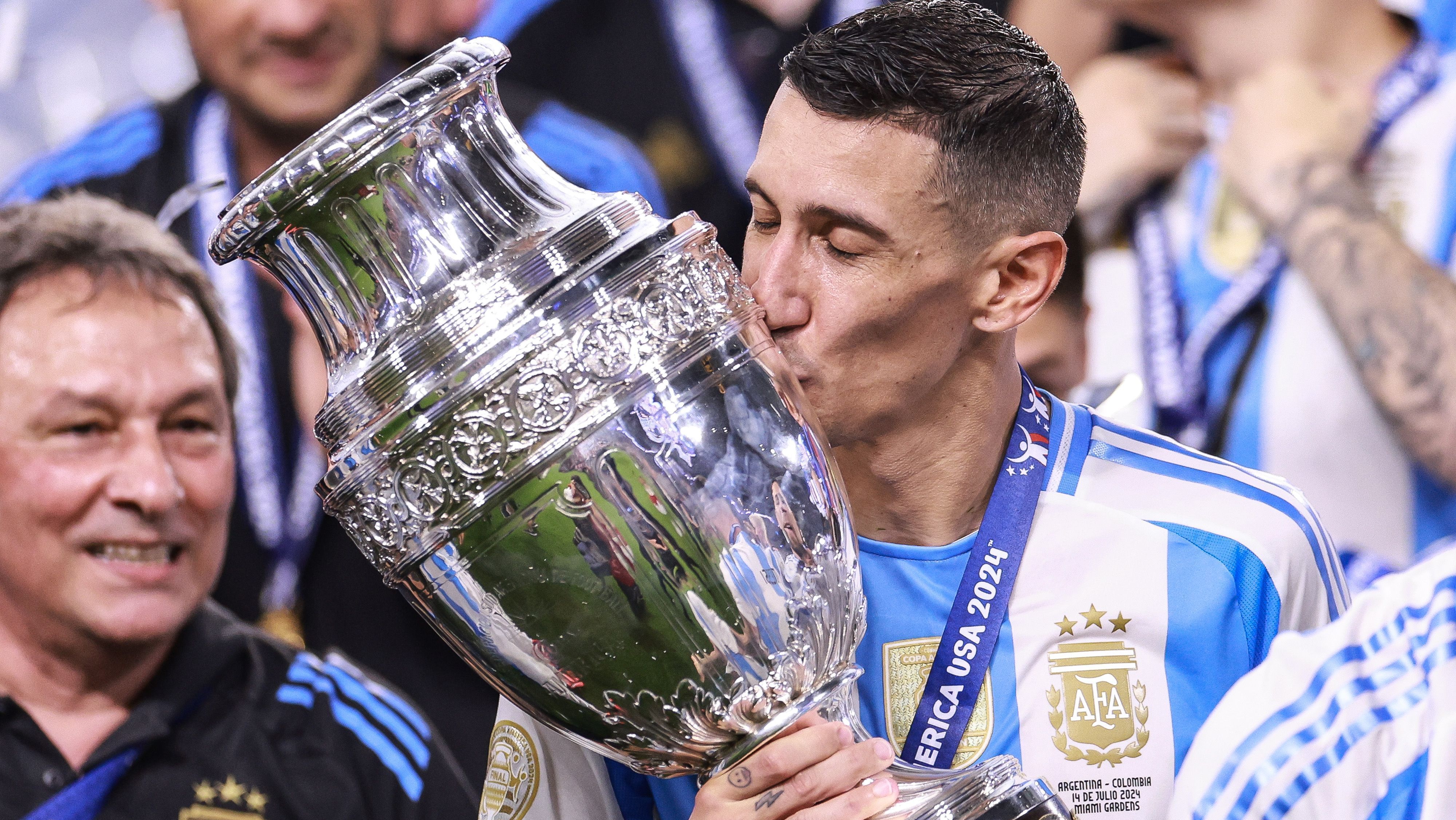 Di María beija a taça da Copa América