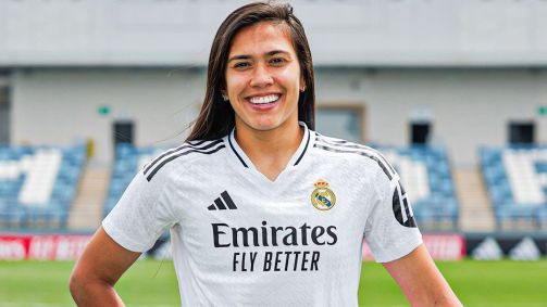 Antônia com a camisa do Real Madrid