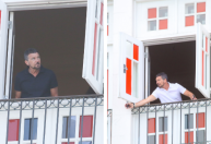 Antonio Banderas é flagrado em janela do Copacabana Palace; veja fotos