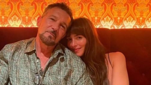 Antonio Banderas posa ao lado de Dakota Johnson