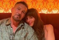 Antonio Banderas compartilha foto com a enteada Dakota Johnson