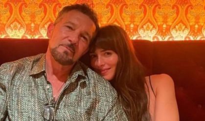 Antonio Banderas posa ao lado de Dakota Johnson