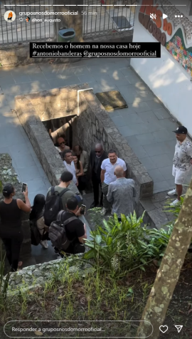 Antonio Banderas em visita no Morro do Vidigal, no Rio de Janeiro / Instagram/Grupo de Teatro Nós do Morro