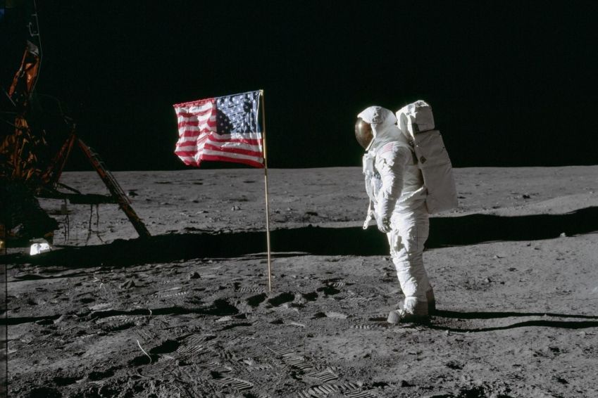 O astronauta Edwin E. Aldrin Jr. posa ao lado de uma bandeira dos Estados Unidos na Lua, em 1969 • Divulgação/Nasa