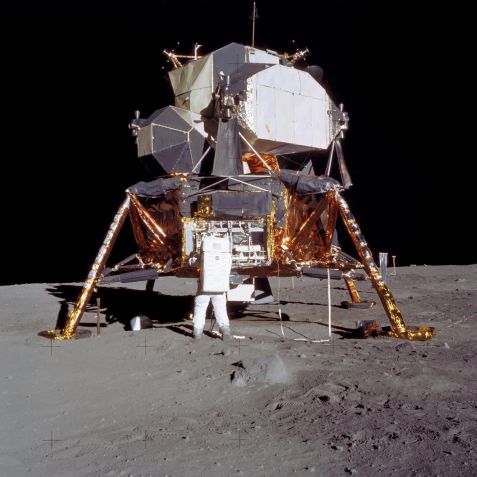 O astronauta Edwin E. Aldrin Jr. na Lua com o módulo lunar da missão Apollo 11, em foto tirada por Neil Armstrong em 1969 • Nasa
