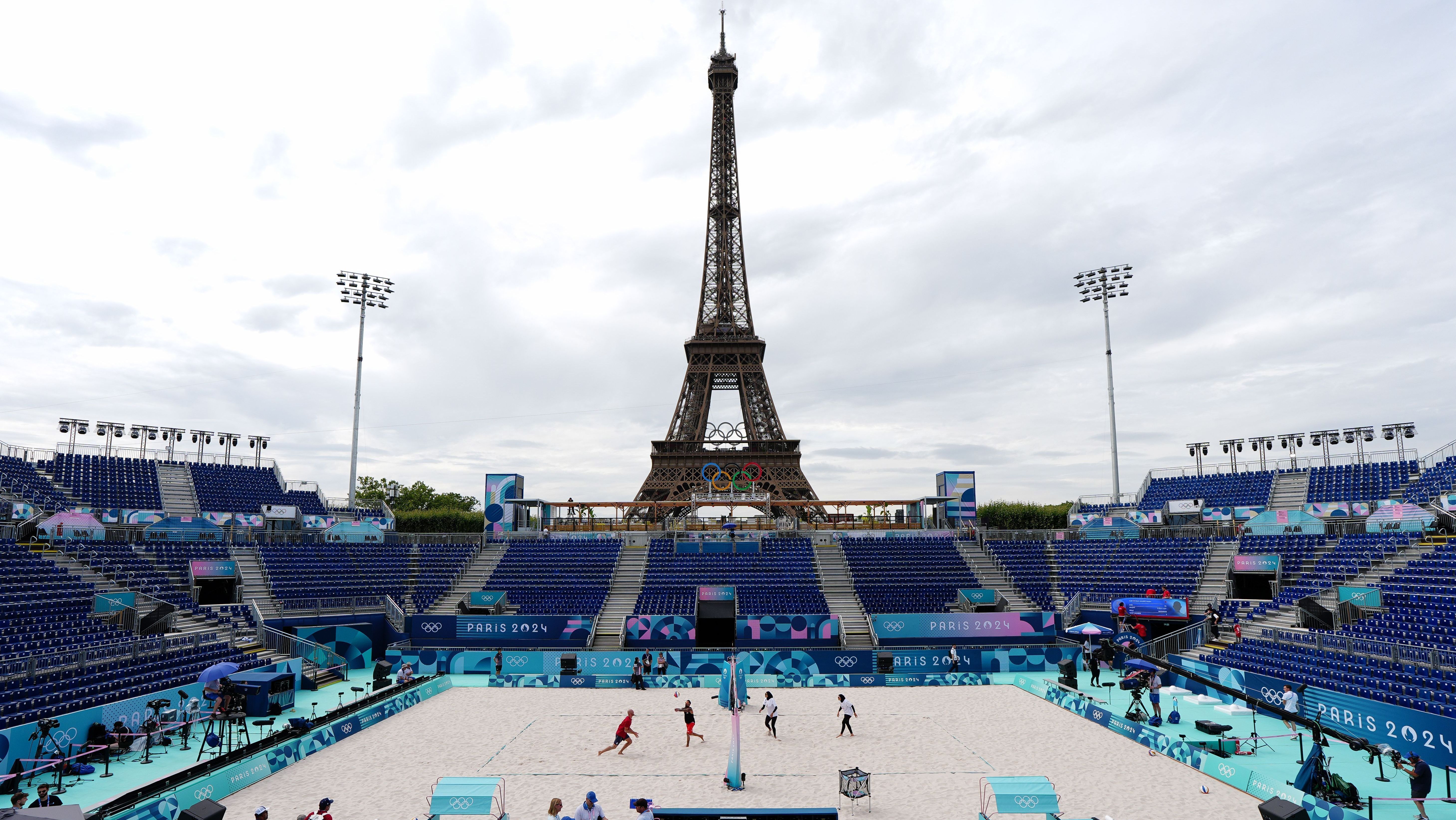 Arena do vôlei de praia em frente à Torre Eiffel