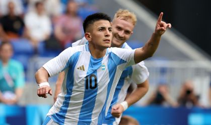 Almada comemora o gol da vitória da Argentina sobre a Ucrânia