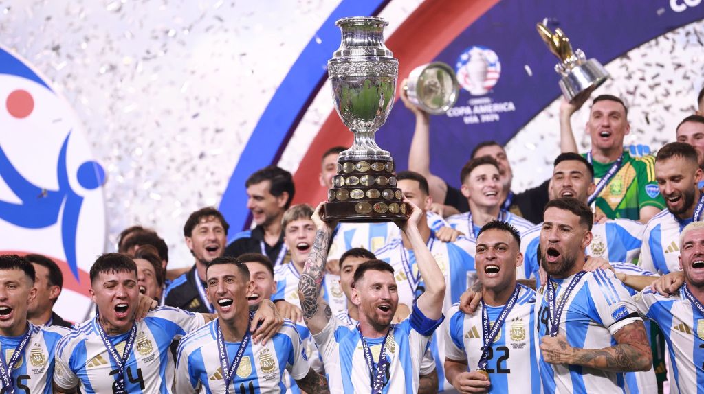 Messi levanta a taça da Copa América