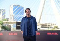 M. Night Shyamalan e Josh Hartnett chegam ao Brasil para promoverem "Armadilha"