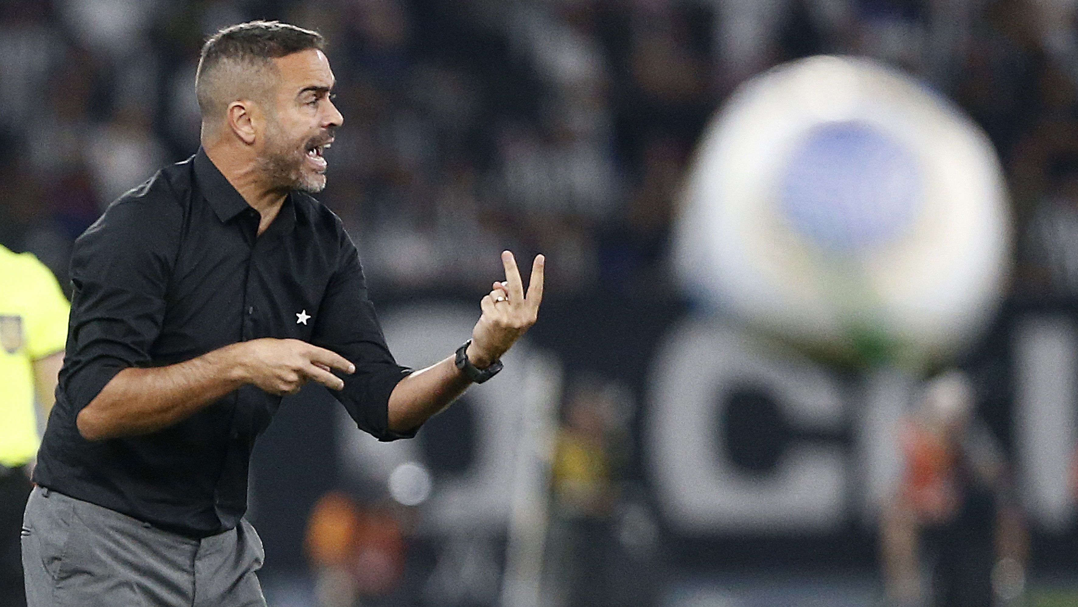 Artur Jorge dá instruções ao seu grupo, na vitória do Botafogo sobre o Internacional pelo Campeonato Brasileiro