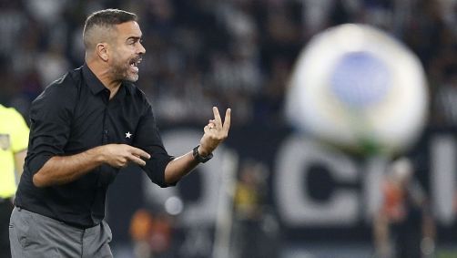 Artur Jorge dá instruções ao seu grupo, na vitória do Botafogo sobre o Internacional pelo Campeonato Brasileiro