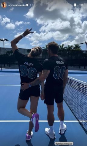 Aryna Sabalenka posta foto com camisa do Corinthians ao lado do namorado / Reprodução/Instagram
